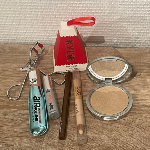 Masse makeup og hudprodukter av kjente merker