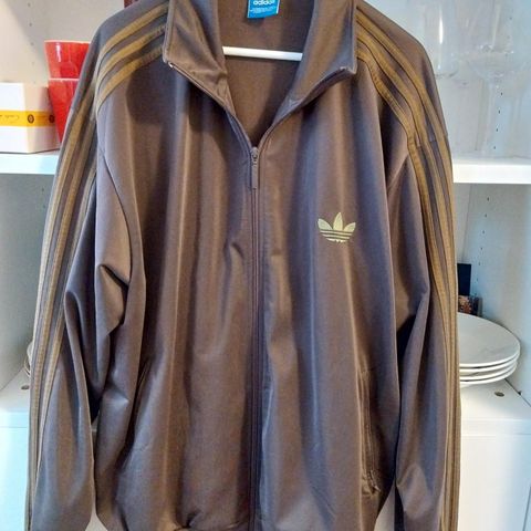 VINTAGE ADIDAS ESSENTIALS ZIP JAKKE I BRUNT PÅ BRUNT I 3XL SOMMERPRIS