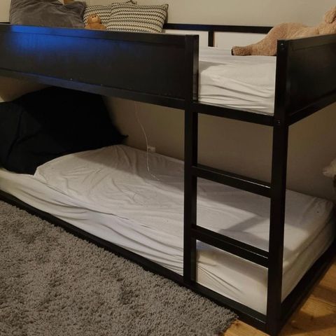 Kura - Ikea seng malt i svart