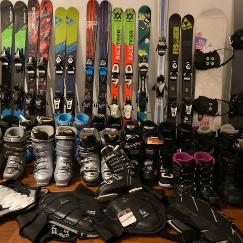Alpinski, alpinstøvler , snowboard, snowboardsko og ryggskinner