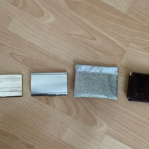 Kortholdere/lommebøker:, 1 i skinn, 1 i stoff (begge i metall er solgt)