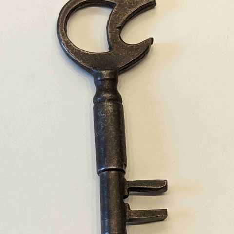 Antikk nøkkel og flaskeåpner