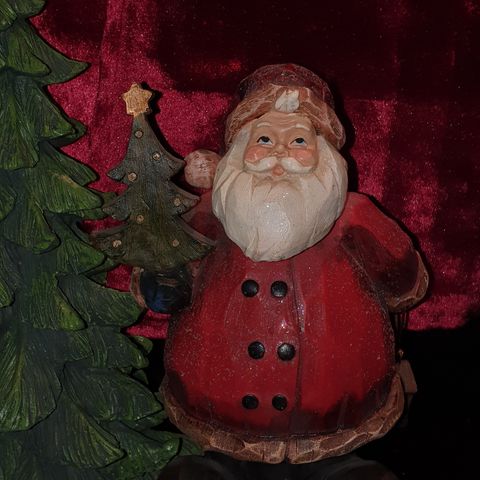 Julenisse laget i tre. Ca. 21 cm. høy