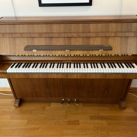 Piano og krakk - Schimmel Braunschweig Modell 8 - stabilt i tonen/ høy kvalitet