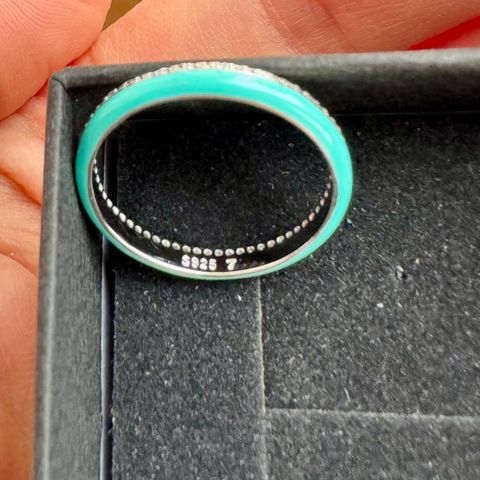 Nydelig ring i 925 sølv og zirkonia