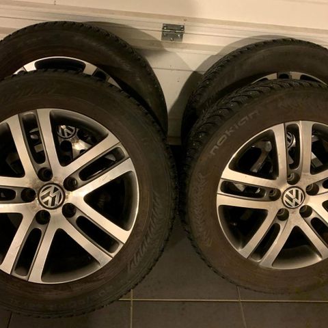 Komplett sett piggdekk 205/60R16