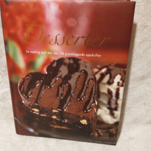 Desserter, en samling med mere enn 100 grunnleggende oppskrifter, fra 2012