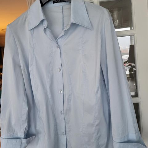 Bluse / Skjorte fra Betty Barkley  i lysblå str 44.