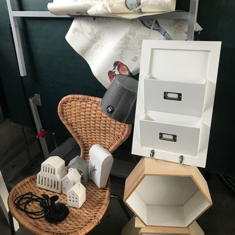 IKEA kurvstol, hyller og lysthus  ( et kalhler) og div… samlet kr 400