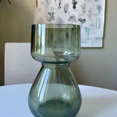 Pen grønn vase
