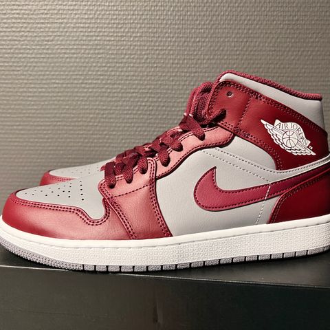 Nile Air Jordan 1 Mid - Cherrywood Red/White (strl. 43)