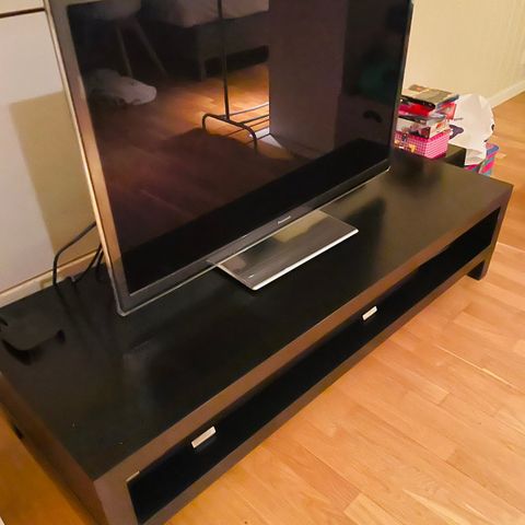 Pent LACK TV-bord fra IKEA