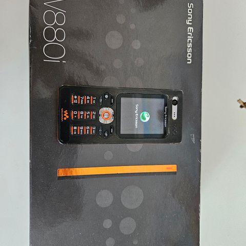 Sony Ericsson W880i Flame Black (3G) + nytt batteri