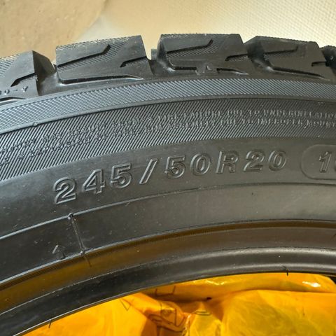 4 stk helt nye og ubrukte Yokohama vinterdekk 245/50 R20