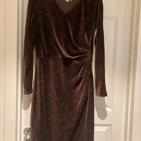Fløyelsmyk brun kjole