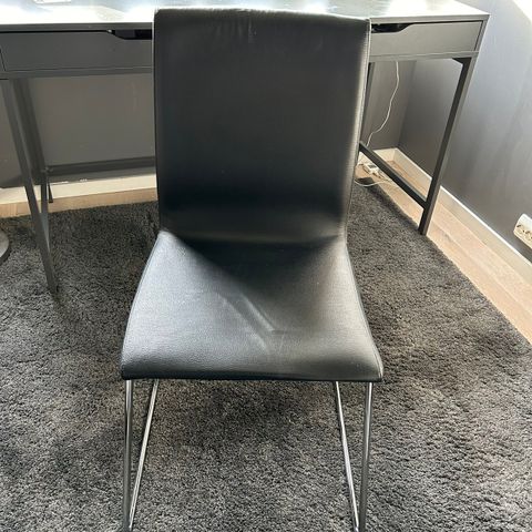 Stol fra Ikea selges.