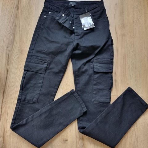 Boohoo man svart cargo jeans Str. 40