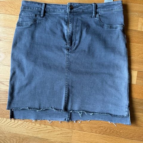 Abercrombie & Fitch grått denim/dongeri skjørt med stretch.