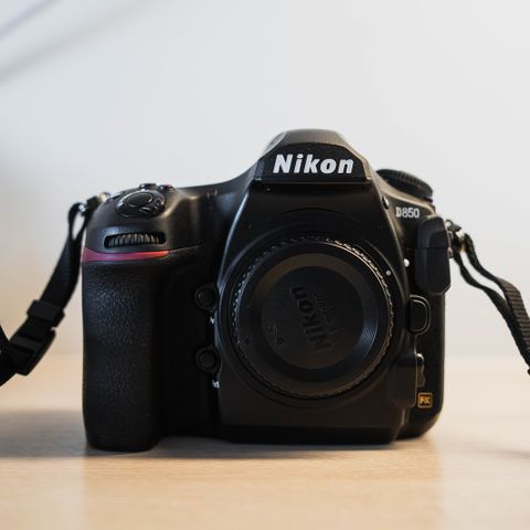 Nikon D850 kamerahus og 3 objektiver til salgs