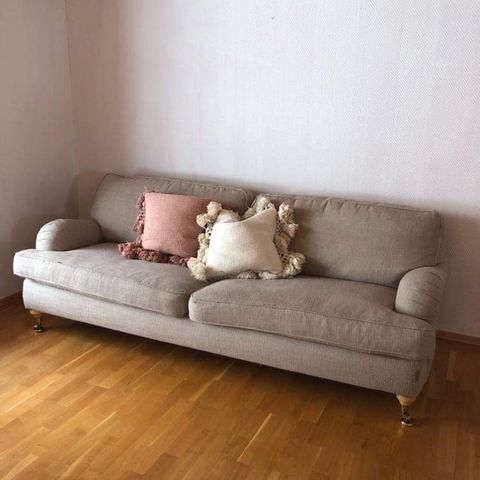 Lysegrå sofa, to-seter
