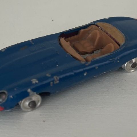 Vintage Jaguar E-type roadster fra Corgi Toys for restaurering