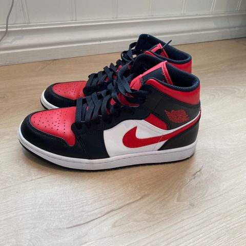 Jordan 1 mid i svart/rød/ hvit