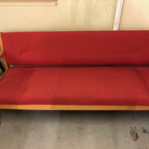 Treseters rød sofa tilsalgs.