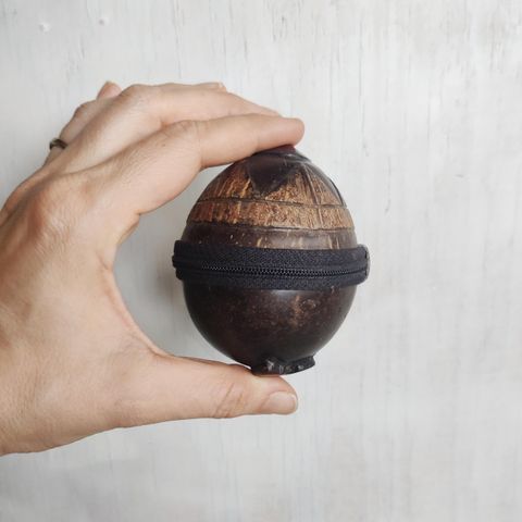 Portmone laget av kokosnøtt