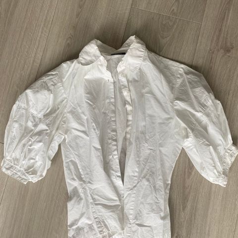 Pen skjortebluse med tskjortekorte ermer med puff