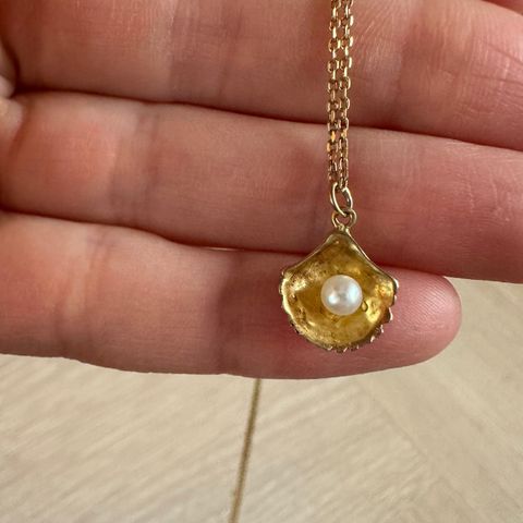 Vakkert smykke i gull med perle