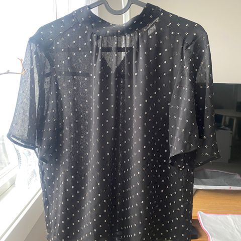 Pen chiffonbluse med mønster