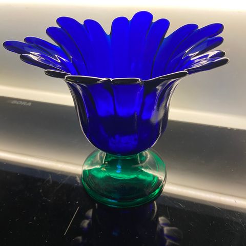 Vase eller potteskjuler i blått og grønt glass høyde 17 cm