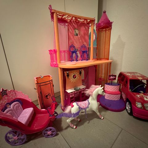 Barbie-pakke med hus, møbler, bil og hest med vogn