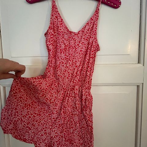 Søt  kort jumpsuit str 34. Sender m/posten:)