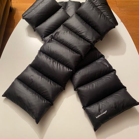 Lite brukt Balenciaga puffer scarf.  3000kr.