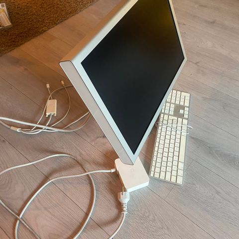 Apple cinema display 23"