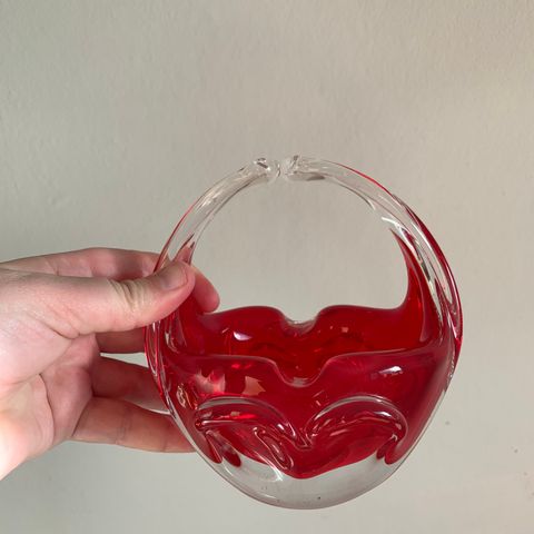 Kunstglass skål med hank
