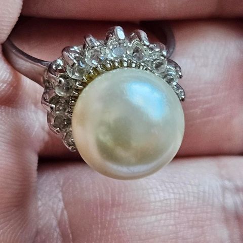 Nydelig ring med perle / små steiner