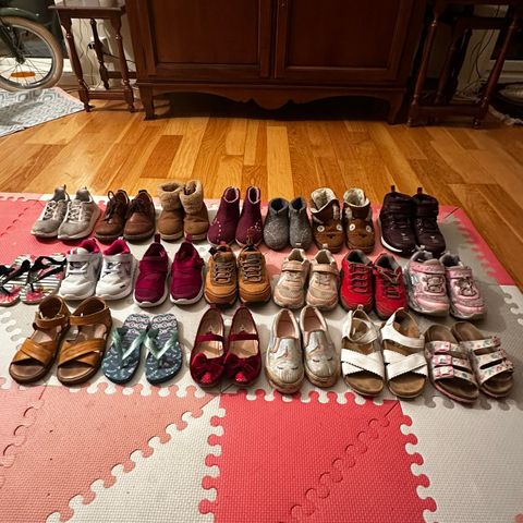 samlet sko fra størrelse 25-28