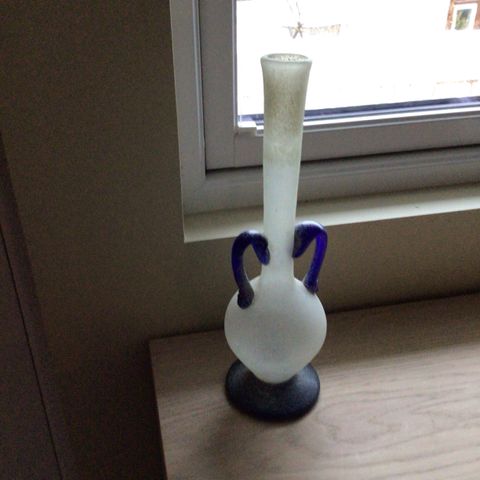 Tøff håndlaget vase i kunstglass - høyde   34,5    - perfekt stand