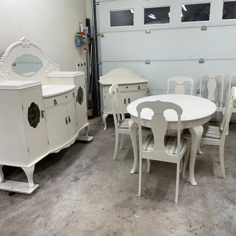 Lys spisestue m/ovalt bord, 6 stoler, 1 stor og 1 liten skjenk