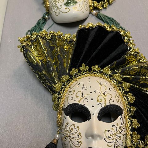 Italienske masker av porselen i god stand