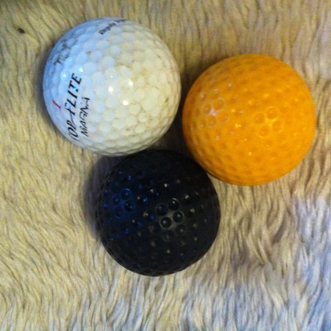 Min sønn rydder og selger Golfballer