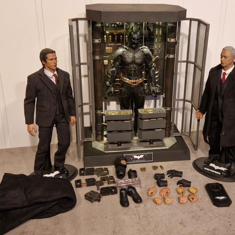 Hot Toys Batman The Dark Knight Armoury med Bruce Wayne og Alfred