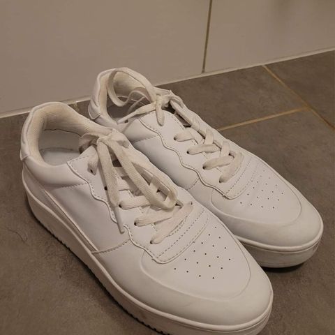 Hvite sneakers (- Ny pris!)