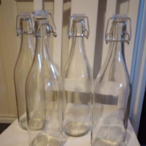 4 glassflasker med kork