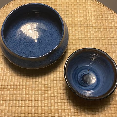 Lekre blå skåler i keramikk