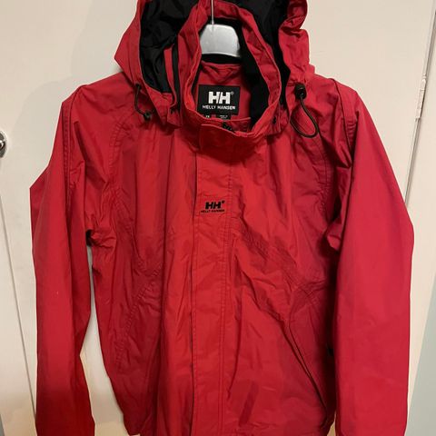 Rød Helly Hansen jakke