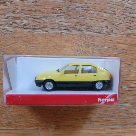 Herpa Opel Kadett E 5-dørs (skala 1:87)