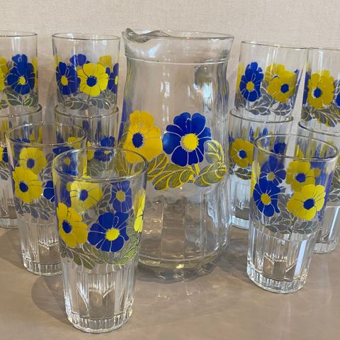 Retro saftglass 11 stk. + 1 mugge blå og gule blomster